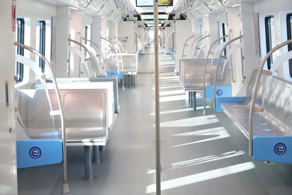 城軌快線15號(hào)線列車(chē)最大載客量2428人。重慶交通開(kāi)投鐵路集團(tuán)供圖