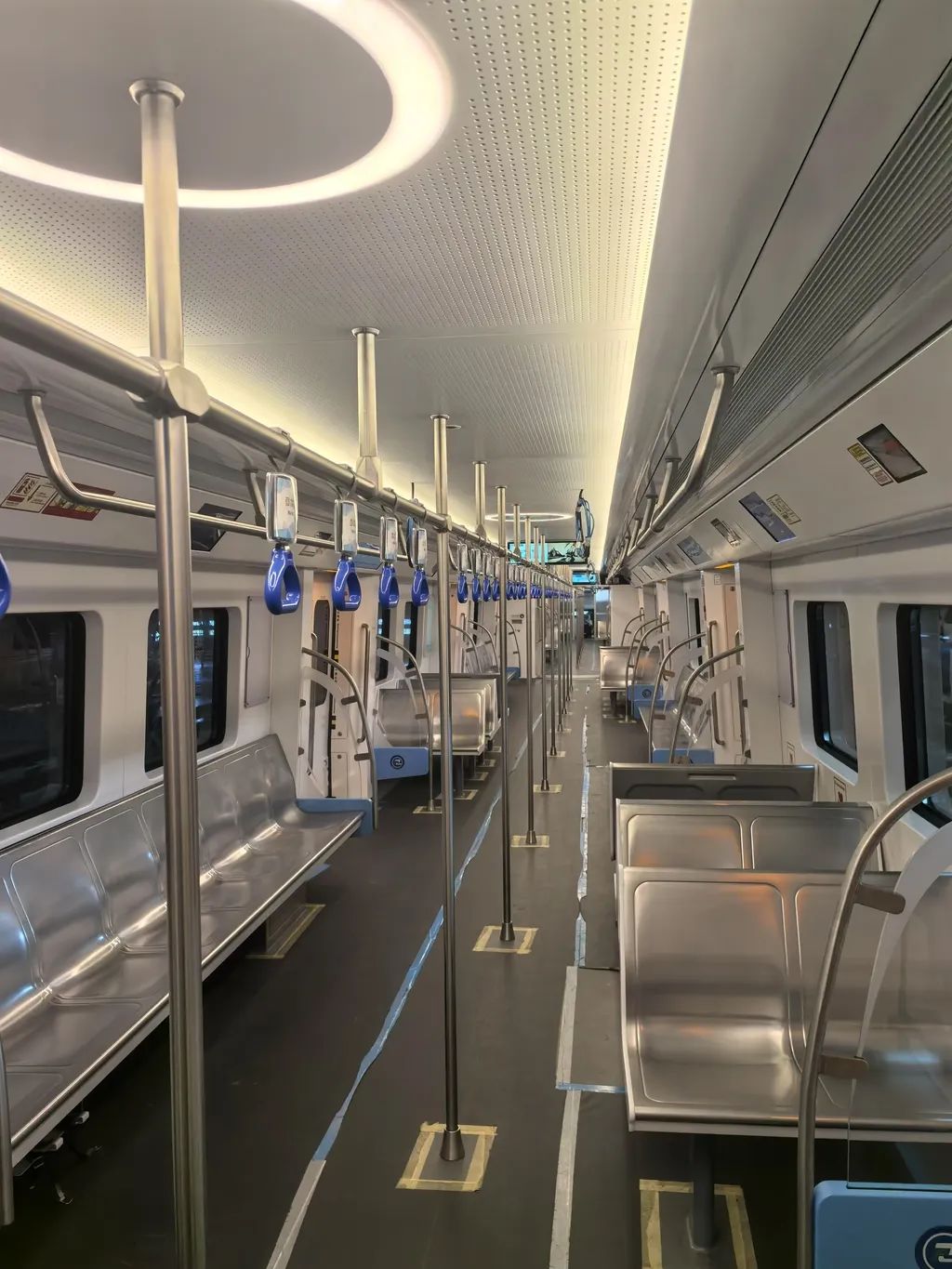 車(chē)廂座椅采用橫縱結(jié)合布置方式。重慶交通開(kāi)投鐵路集團(tuán)供圖